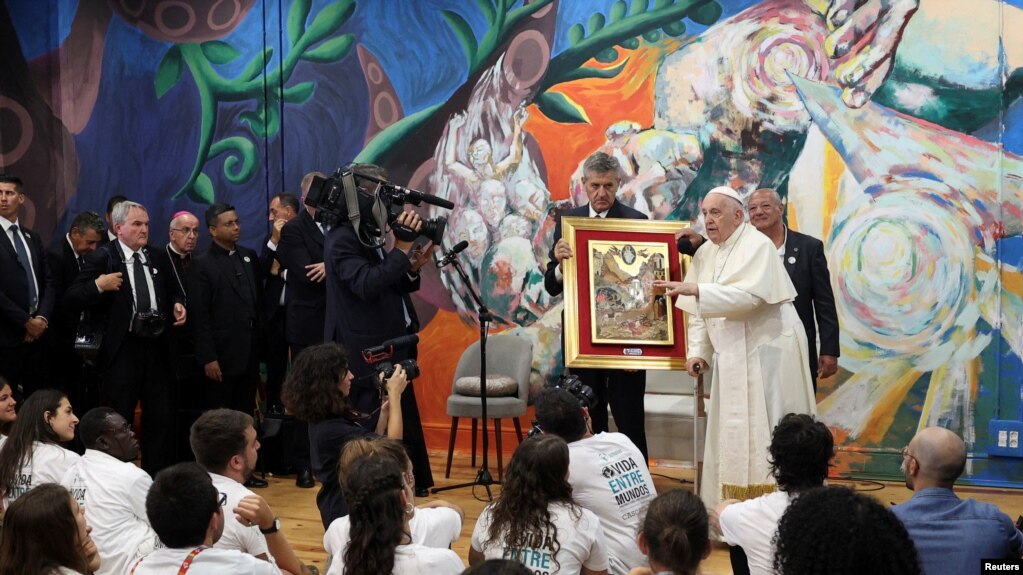 El papa Francisto habla con jóvenes en la fundación Scholas Occurrentes en Cascais, Portugal, el 3 de agosto de 2023.