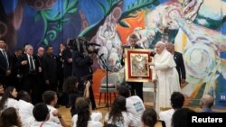 El papa Francisto habla con jóvenes en la fundación Scholas Occurrentes en Cascais, Portugal, el 3 de agosto de 2023.