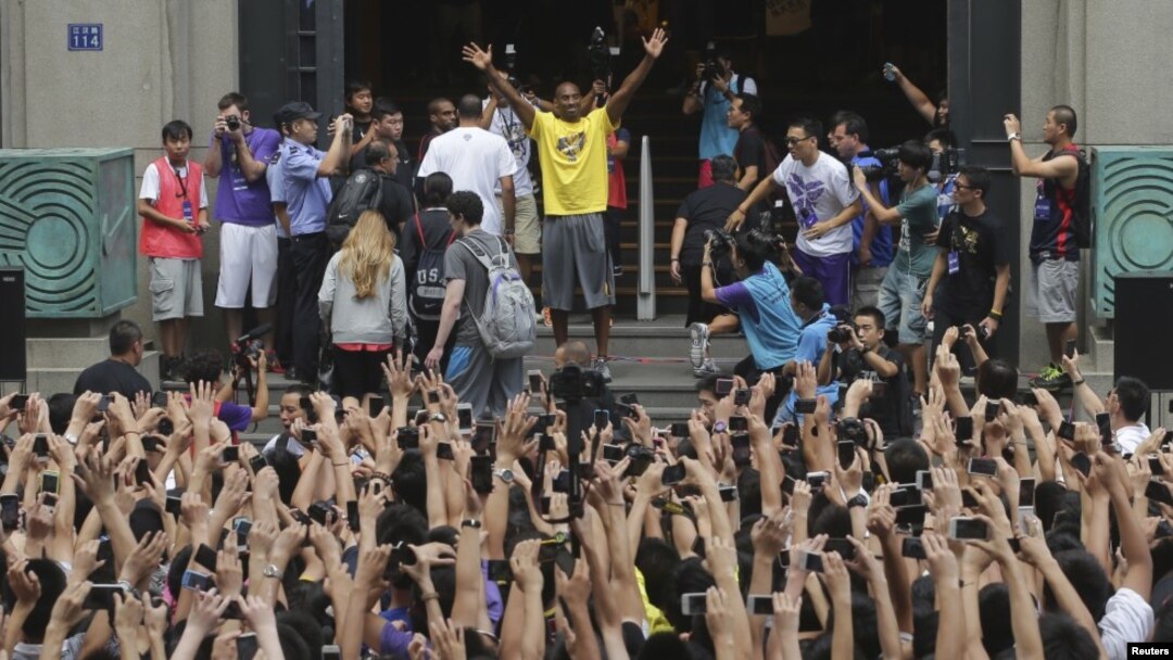 Bintang NBA Kobe Bryant pada sebuah kunjungan ke Wuhan, Tiongkok. (Foto: Dok)