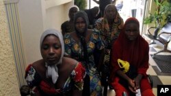 Abigeme bo kw'ishure rya Chibok baheruka kurekurwa na Boko Haram bari i Abuja, Nijeriya, Ukwezi kwa 5/7/2017. 