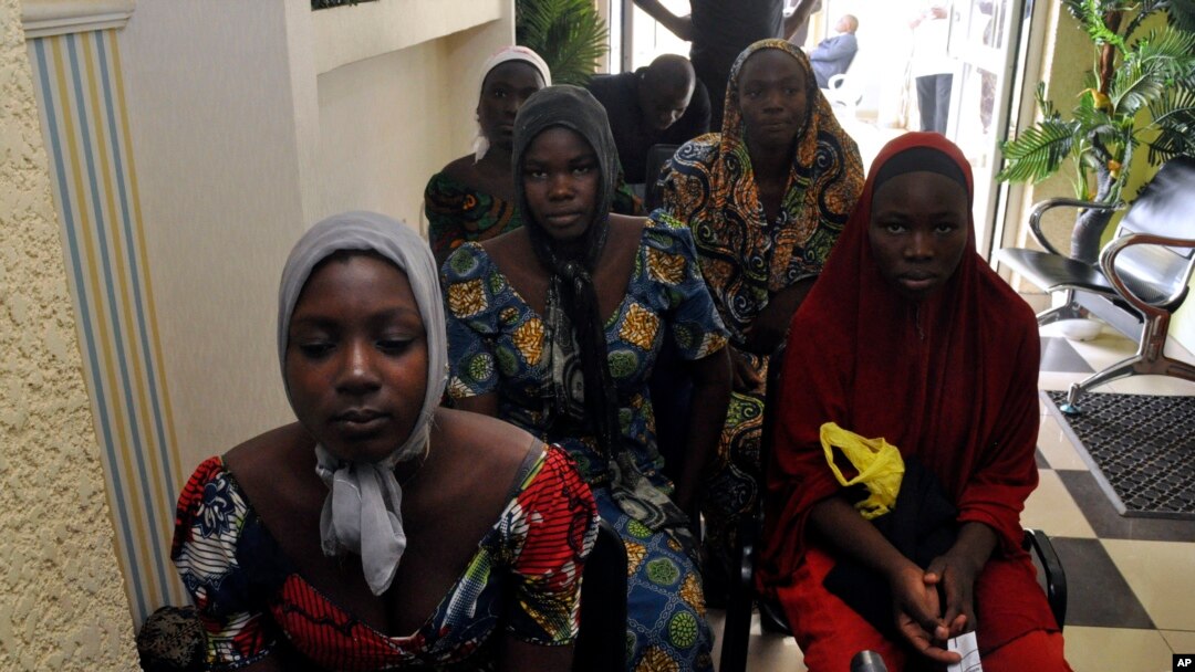 Anak sekolah perempuan dari Chibok yang diculik oleh Boko Haram tiba di Abuja, Nigeria, Minggu, 7 Mei 2017.