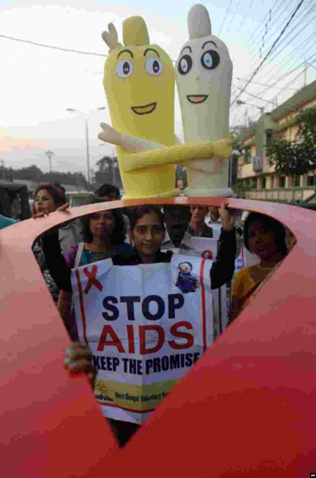 印度西孟加拉邦的志愿者举行艾滋病防治宣传活动。(AFP)