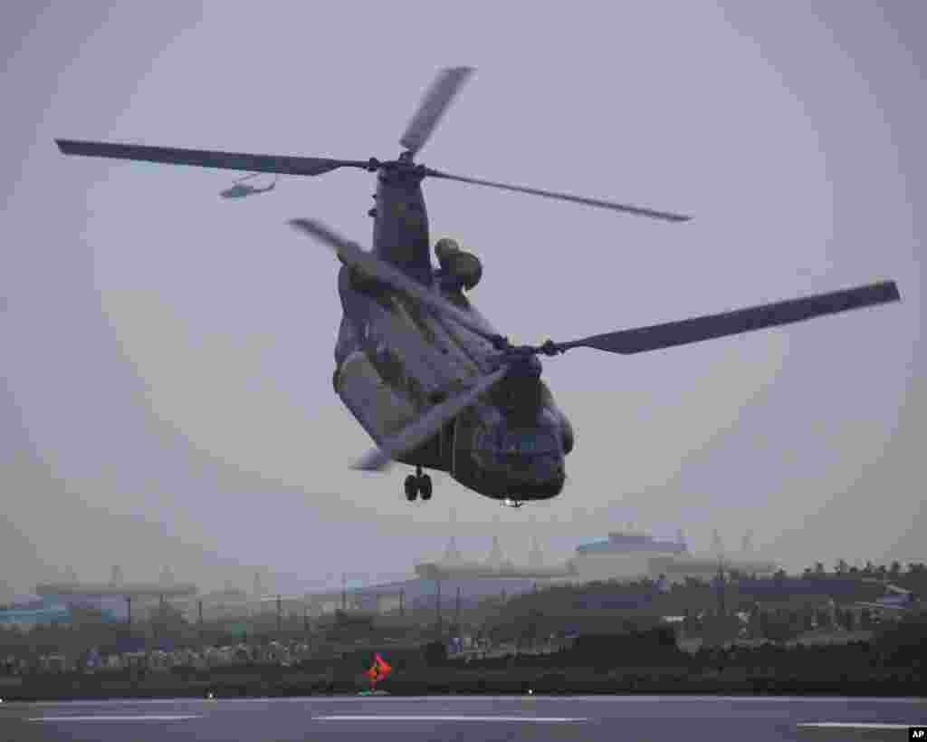 陆军的CH-47 契努克直升机把吊挂的补给物资放在公路上之后又升空