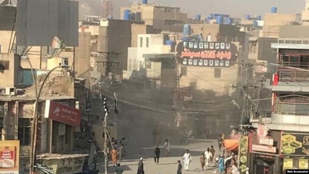 پوليس وايي د کوټې په پهول بازار کې د ګلونو او پاکستاني بېرغونو په پلورونکي دوکان  نامعلومو کسانو لاسي بم غورځولی دی
