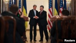 AQSh Davlat kotibi Jon Kerri Ukraina rahbari Petro Poroshenko bilan, Kiyev, 5-fevral, 2015