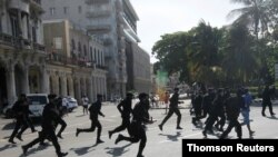 Fuerzas especiales de la policía se despliegan en La Habana, el 11 de julio de 2021, frente a los manifestantes que piden libertad y mejoras económicas en Cuba.