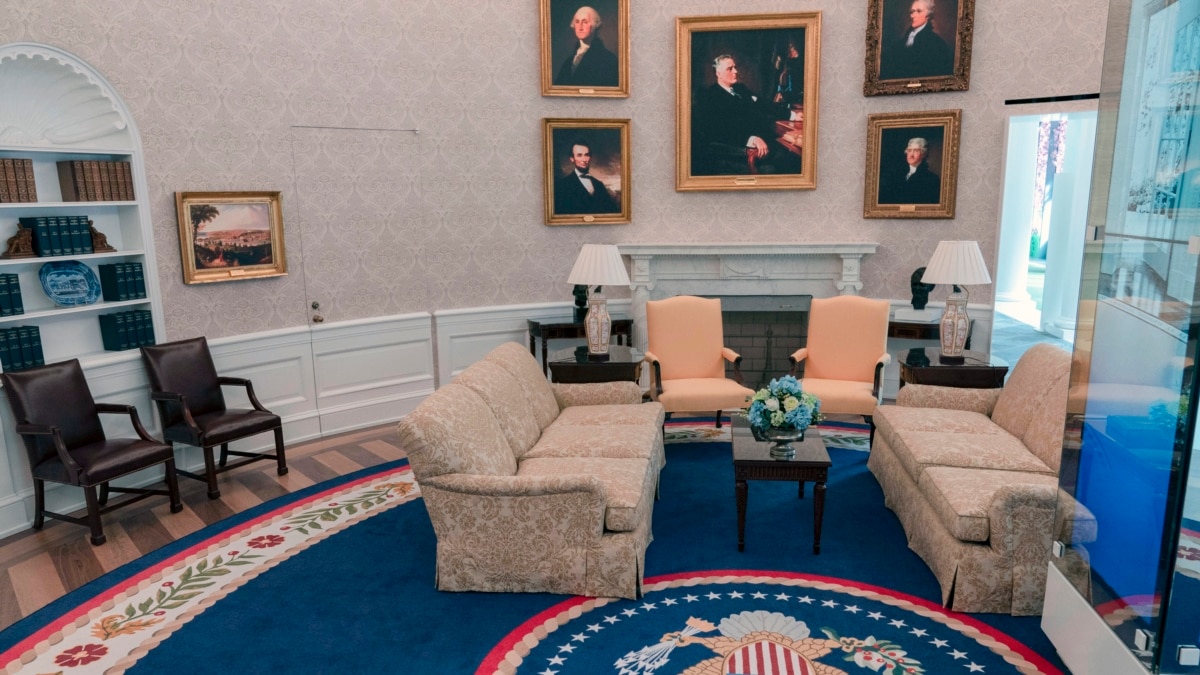 New tourist attraction: exact replica of the Oval Office near the White House