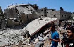 在加沙市查看被以色列空襲摧毀的一座居民樓。(2021年5月12日)