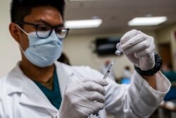 미국 매릴랜드주 베데스다의 월터리드국립군병원에서 간호사가 신종 코로나바이러스 백신 접종을 준비하고 있다.
