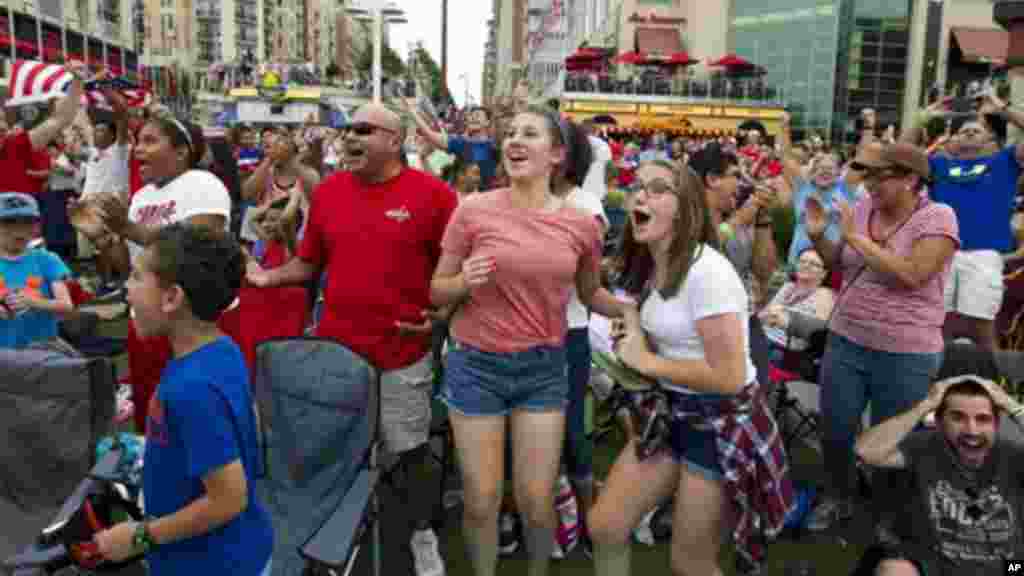 Les supporteurs de l&rsquo;équipe américaine jubilent après le troisième but des Etats-Unis contre le Japon au cours de la première mi-temps de la finale de la Coupe du Monde de football Féminin de la FIFA, au National Harbor, Maryland, le 5 juillet 2015.