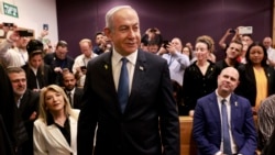 Perdana Menteri Israel Benjamin Netanyahu menghadiri sidang di pengadilan distrik atas dakwaan korupsi, di Tel Aviv, Israel, Selasa, 10 Desember 2024. (Foto: via AP)