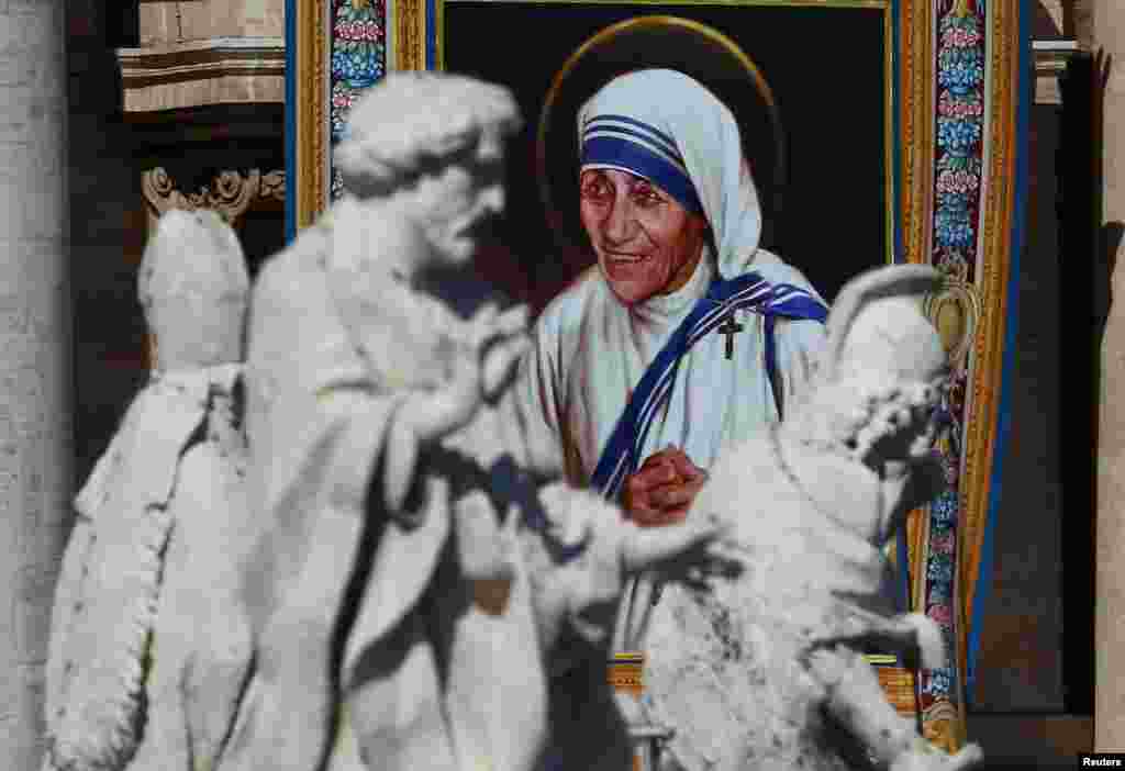 A tapestry depicting Mother Teresa of Calcutta is seen in the facade of Saint Peter&#39;s Basilica during a mass, celebrated by Pope Francis, for her canonization in Saint Peter&#39;s Square at the Vatican, Sept. 4, 2016.