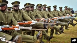 Soldados de la Fuerza de Defensa del Pueblo de Uganda durante un desfile en el día de su independencia.