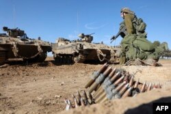 Seorang tentara Israel di dekat perbatasan dengan Jalur Gaza pada 30 November 2023, saat gencatan senjata antara Israel dan Hamas memasuki hari ketujuh. (Foto: AFP)