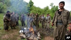 지난 5월 터키와 이라크 국경지역에서 휴식 중인 쿠르드 민주동맹당(PKK) 병사들. (자료사진)