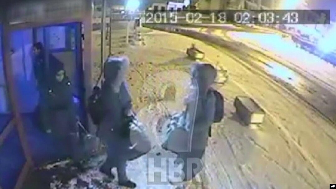 Turska televizija objavila je snimke tri britanske tinejdžerke koje su, kako se pretpostavlja, napustile svoje domove da bi se pridružile borcima Islamske države u Siriji, 1. marta 2015. 