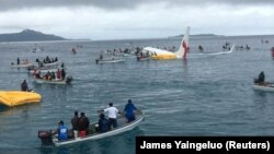 Suasana evakuasi para penumpang dan kru pesawat Air Niugini yang jatuh di perairan di Weno, Chuuk, Mikronesia, 28 September 2018. (Foto: Social Media-James Yaingeluo/ via REUTERS)