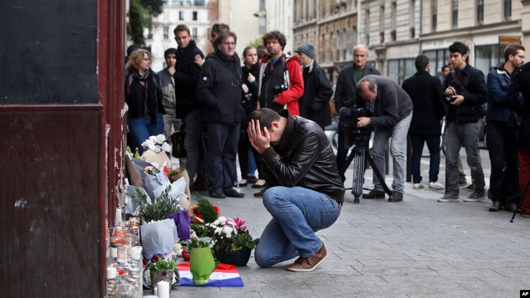 Warga Perancis mengenang serangan teror di cafe Carillon, Paris pada November 2015 (foto: ilustrasi).