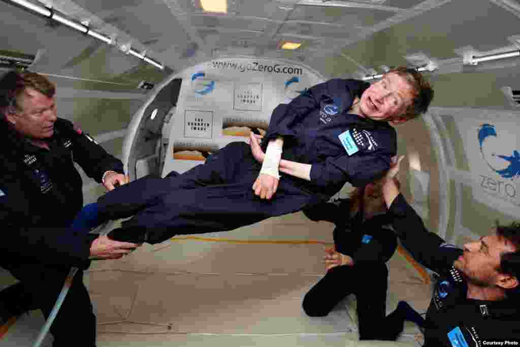 Stephen Hawking, hampir lumpuh total sejak 1970 karena penyakit amyotrophic lateral sclerosis (ALS), menikmati terbang dalam ruang hampa udara di dalam pesawat Boeing 727. (Jim Campbell, Aero-News Network)