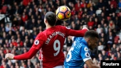 Zlatan Ibrahimovic donne un coup de coude à Tyrone Mings lors d'un match de Premier League, le 4 mars 2017.