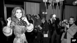 Aktris Raquel Welch berpose untuk sejumlah fotografer dalam sebuah acara di Paris, pada 15 Januari 1970. (Foto: AP/Michael Lipchitz)