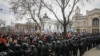 资料照片：在摩尔多瓦首都基希讷乌，人民运动和摩尔多瓦亲俄政党肖尔党成员发起针对亲西方政府和民生问题的抗议，防暴警察列队站在抗议者前。(2023年2月28日)