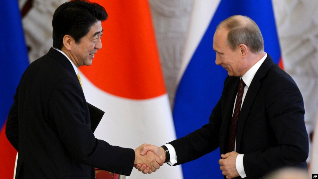 Presiden Rusia Vladimir Putin (kanan) menerima kunjungan PM Jepang Shinzo Abe untuk pembicaraan di Kremlin hari Senin (29/4).