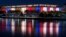 Luces rojas, blancas y azules que marcan el centenario del nacimiento del presidente John F. Kennedy, en el Kennedy Center se reflejan en las aguas del río Potomac, en Washington, el 26 de mayo de 2017.