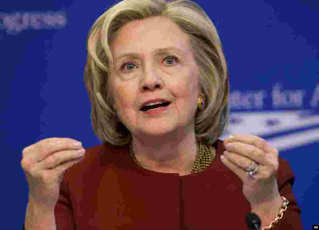 Mantan Menteri Luar Negeri AS Hillary Rodham Clinton berbicara pada sebuah acara yang diadakan oleh Center for American Progress (CAP) dan America Federation of State, County and Municipal Employees (AFSCME) (23/3) di Washington. (AP/Pablo Martinez Monsivais)