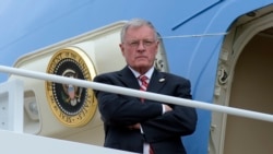 Keith Kellogg, saat menjabat sebagai Penasihat Nasional Keamanan AS sementara, menunggu kedatangan Presiden AS kala itu, Donald Trump, untuk naik ke Air Force One di Pangkalan Udara Andrews di Maryland, pada 17 Februari 2017. (Foto: AP/Susan Walsh)