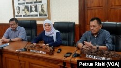 Gubernur Jawa Timur Khofifah Indar Parawansa memberikan keterangan pers di Gedung Negara Grahadi terkait kegiatan belajar-mengajar di Jawa Timur, Minggu 15 Maret 2020. (Foto: Petrus Riski/VOA) 