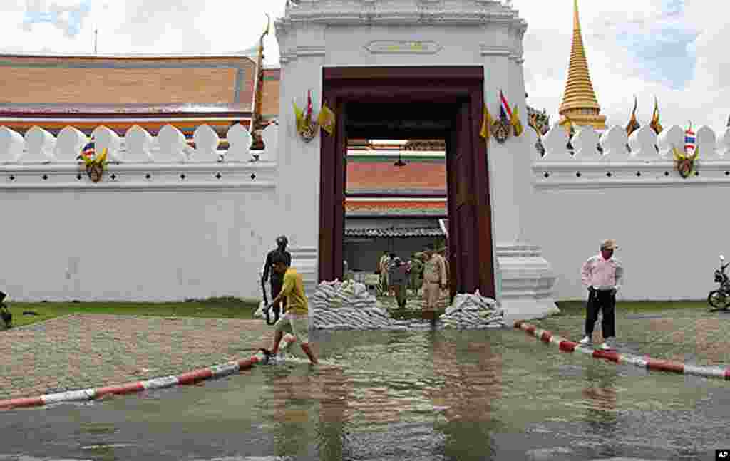 军人在曼谷名胜玉佛寺前用沙袋和水泵抗洪