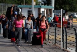 Migrants make their way to US-Mexico border to request asylum.