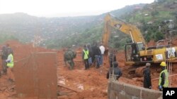 Rescatistas buscan supervivientes tras el deslizamiento de lodo en Regent, al este de Freetown, Sierra Leona, el lunes, 14 de agosto de 2017.