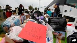 Un groupe de manifestants pour les droits des migrants recueillent des jouets donnés aux enfants des familles dispersées à la frontière sud-ouest près de San Diego, en Californie, le 23 juin 2018.