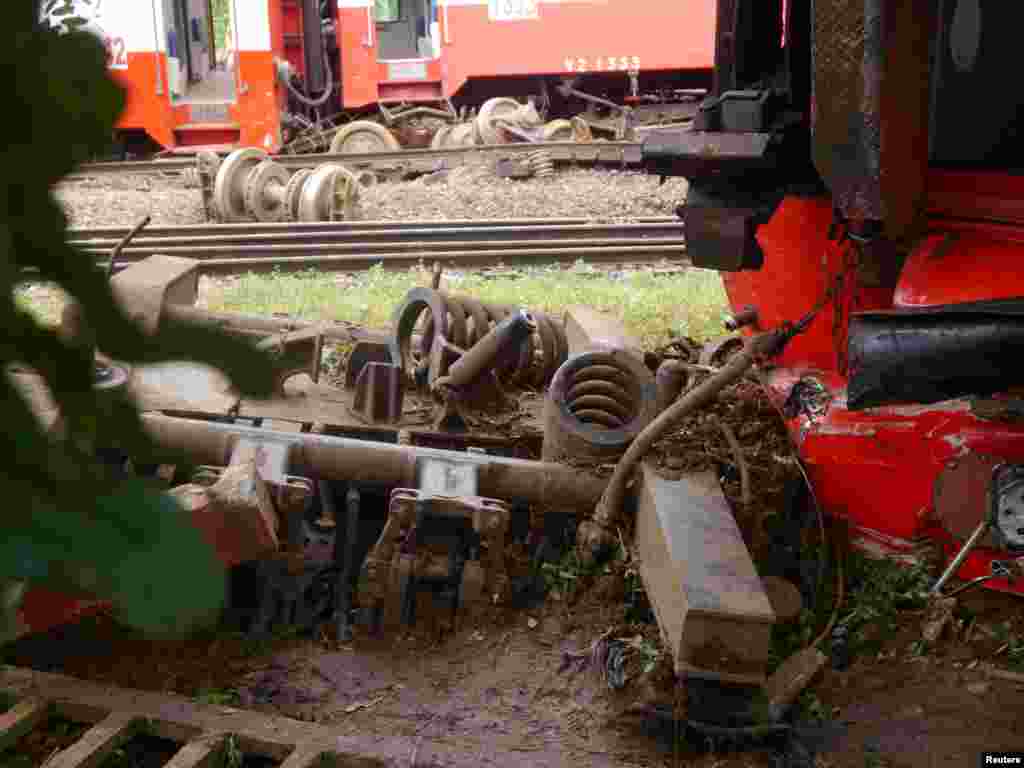 Des voitures, en pièces détachées, du train qui a déraillé à Eseka, sur le parcours entre Douala et Yandoué, Cameroun, 22 octobre 2016.