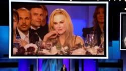 Reaksi Nicole Kidman (di layar TV) ketika suaminya, Keith Urban, memberi pidato saat acara pemberian penghargaan AFI Life Achievement Award di Los Angeles, California, Sabtu, 27 April 2024. (Foto: Mario Anzuoni/Reuters)