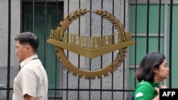 Logo di depan kantor pusat Asian Development Bank (ADB) di Manila, Filipina, 2 September 2010. (Foto: dok).