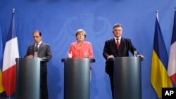 Франсуа Олланд, Ангела Меркель и Петр Порошенко. Берлин, 24 августа 2015.