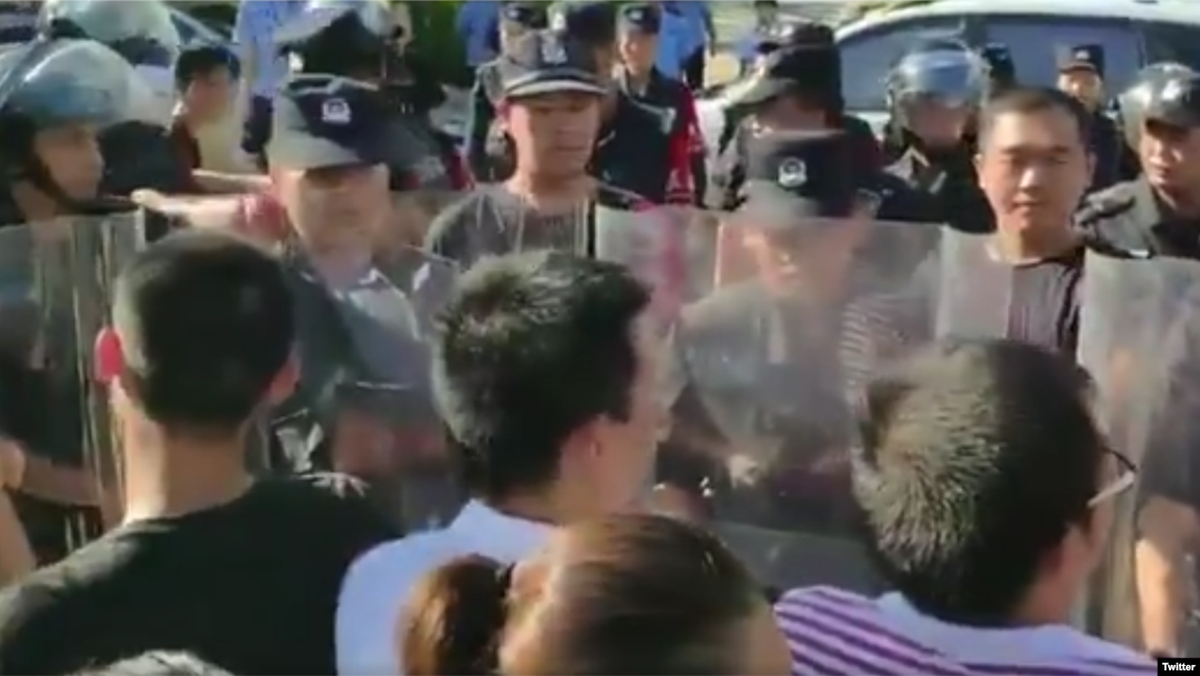 中國警察將要求籌建國會抗議警察打人的深圳佳士科技員工圍了起來。（推特截圖） 