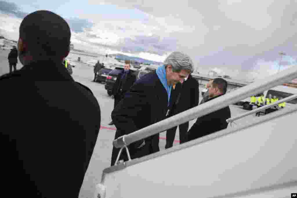 Secretary of State John Kerry boards a plane at the conclusion of another round of nuclear negotiations with Iranian Foreign Minister Mohammad Javad Zarif, in Geneva, March 4, 2015.