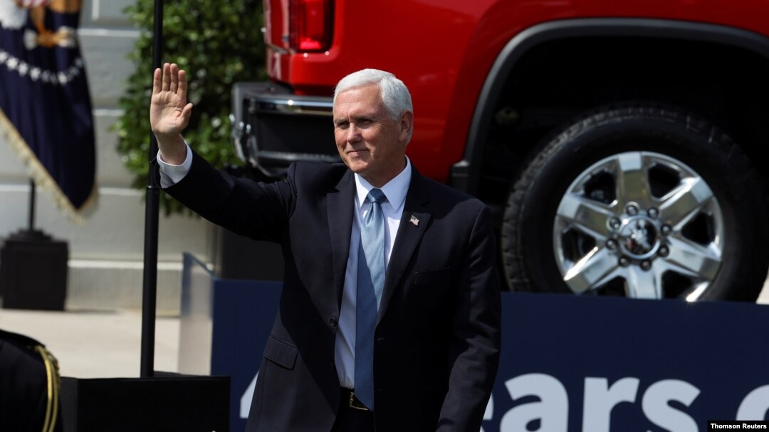El vicepresidente Mike Pence saluda a los asistentes a un evento celebrado en los jardines de la Casa Blanca, el 16 de junio de 2020.