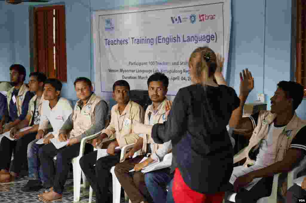 VOA Learning English's Caty Weaver trains English teachers at Kutupalong refugee camp Mar. 30, 2019. (Hai Do/VOA)