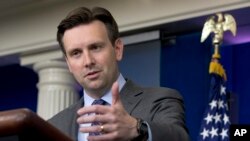 El portavoz de la Casa Blanca, Josh Earnest negó categóricamente la versión del periodista Seymour Hersh sobre la captura de bin-Laden.