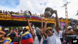 Demonstracije protiv reizbora predsednika Nikolasa Madura, dan nakon glasanja u Valensiji, Venecuela, u ponedeljak, 29. jula 2024. (Foto: AP/Jacinto Oliveros)