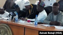 Gwamnan Nasarawa Al-Makura cikin bakar riga da bakar hula tare da gwamnan Benue Ortom cikin farar riga