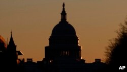 Contorno del Capitolio de Estados Unidos al amanecer en Washington, el 23 de diciembre de 2018.