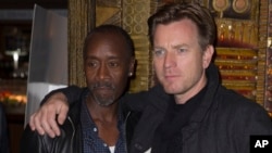 Aktor dan sutradara Don Cheadle bersama aktor Ewan McGregor dalam penayangan perdana "Miles Ahead," di London (5/4).