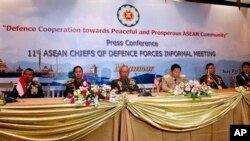 Panglima Tentara Myanmar Jendral Min Aung Hlaing(tiga dari kanan) bersama panglima militer negara-negara ASEAN dalam konferensi pers seusai pertemuan di Naypyitaw, Myanmar, Rabu (5/3).