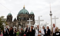 FILE - Aksi protes menentang aborsi di depan Katedral Berlin di Berlin, 26 September 2009. (AP/Franka Bruns)